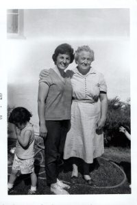 5.-Gloria-with-mom-Concha-and-baby-Jane-in-the-Urriola-family-yard-in-Battle-Mountain-1963-6a462df7-scaled